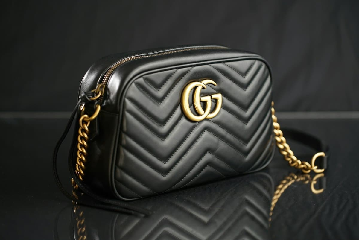 Bolsa negra acolchada con herraje dorado