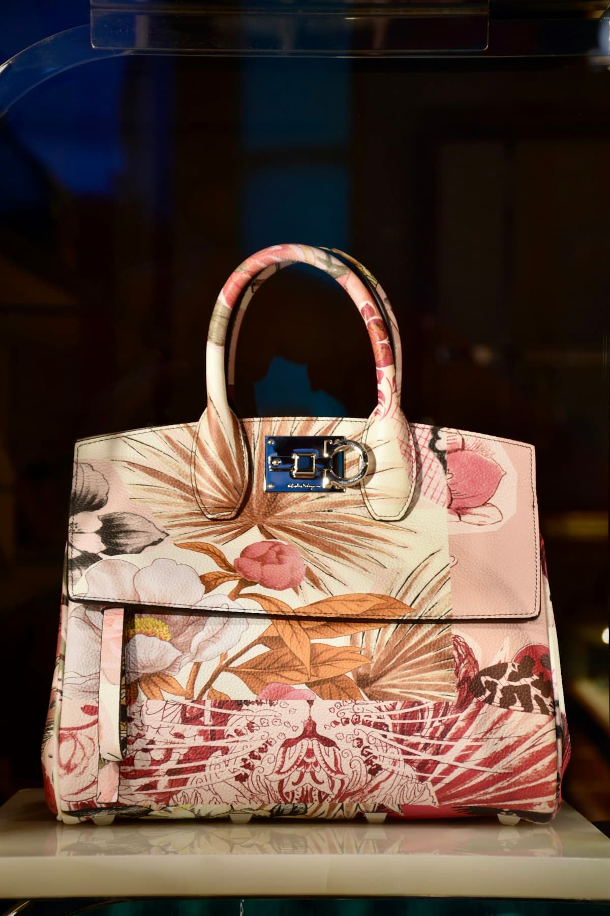 Bolsa con estampado floral sobre fondo oscuro