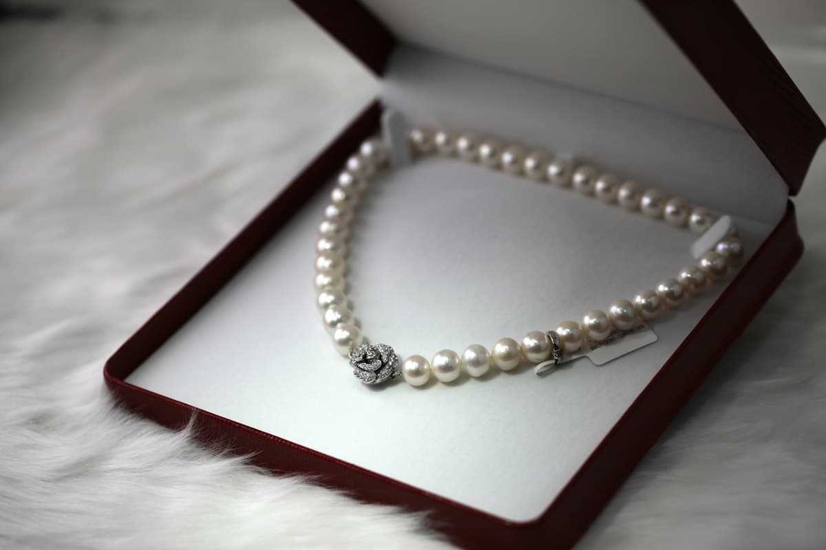 Collar de perlas dentro de una caja de regalo