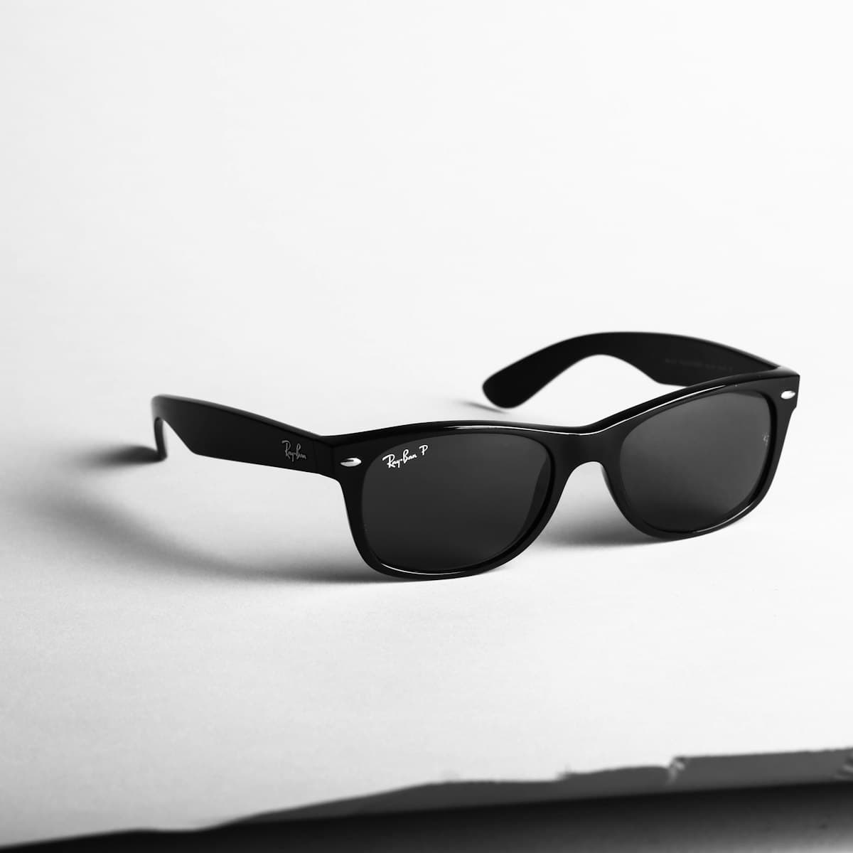 Lentes de sol negros de armazón clásico