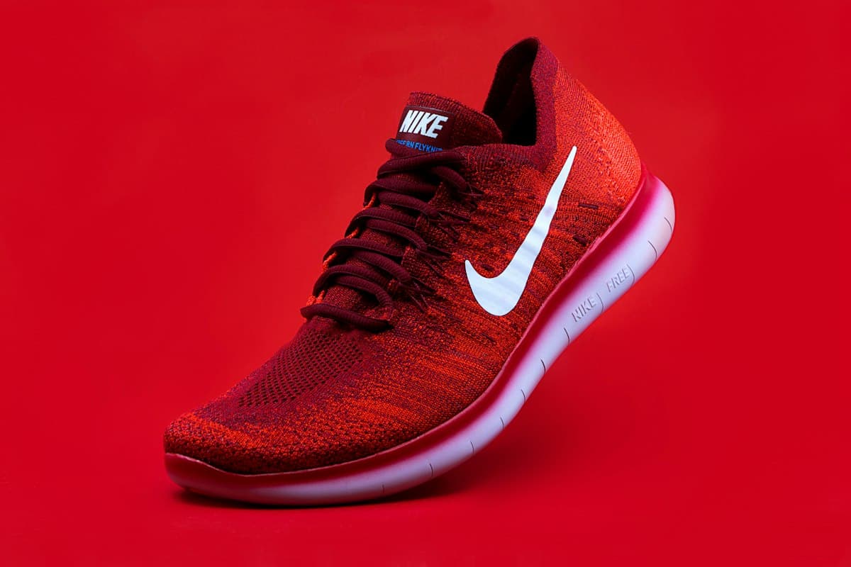 Tenis rojo tejido para correr