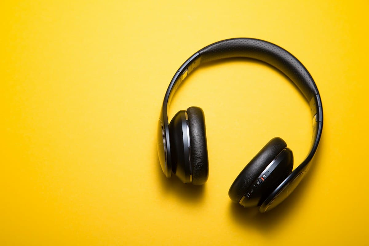 Audífonos over-ear negros sobre fondo amarillo
