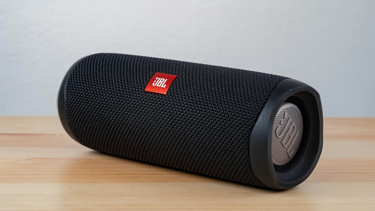 Bocina portátil bluetooth sobre una mesa de madera