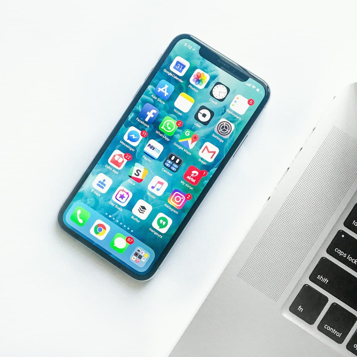Smartphone mostrando la pantalla de inicio