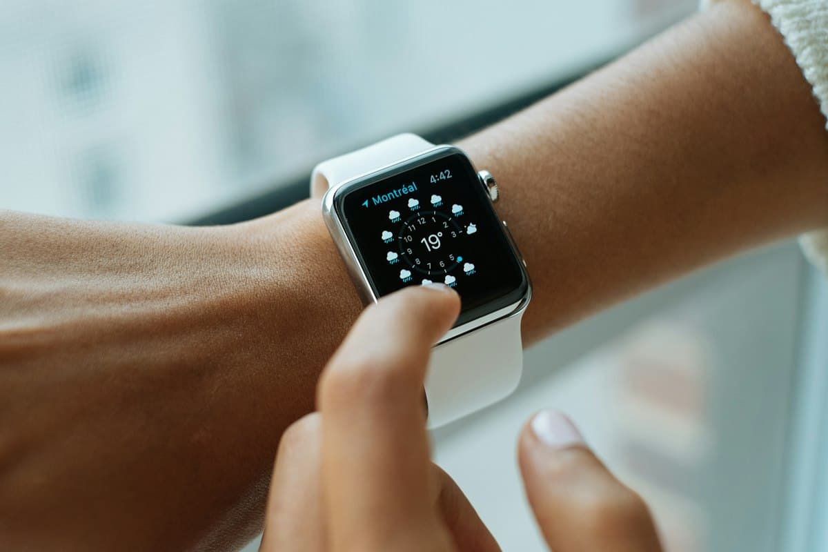 Smartwatch en la muñeca mostrando la pantalla