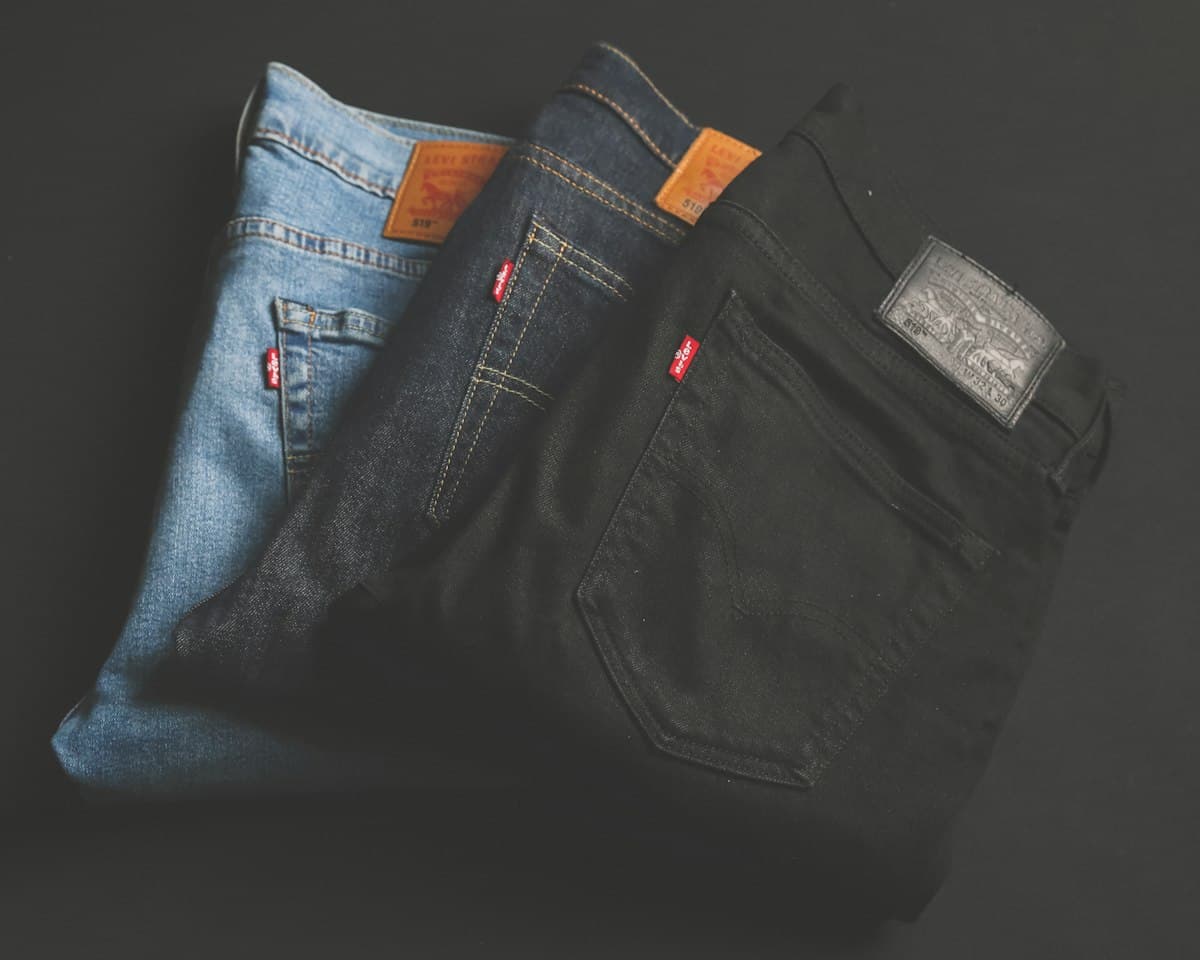 Jeans de mezclilla doblados sobre una mesa