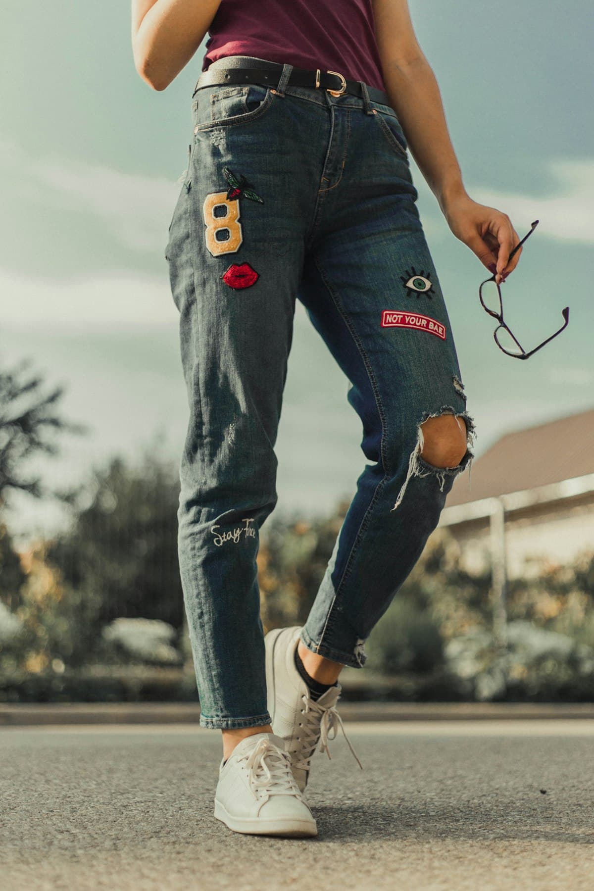 Persona usando jeans rectos de mezclilla en la calle