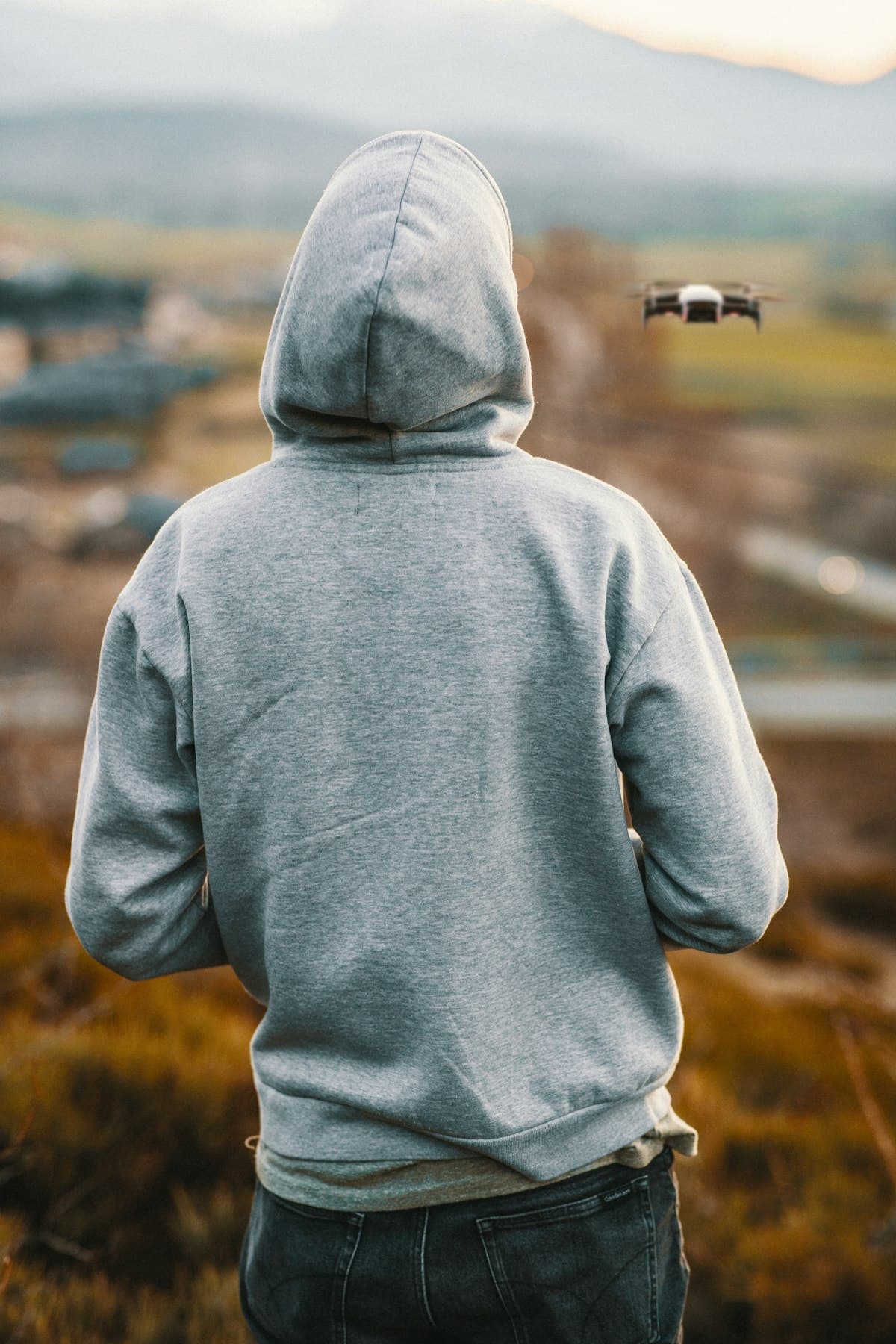 Persona de espaldas con sudadera gris con capucha