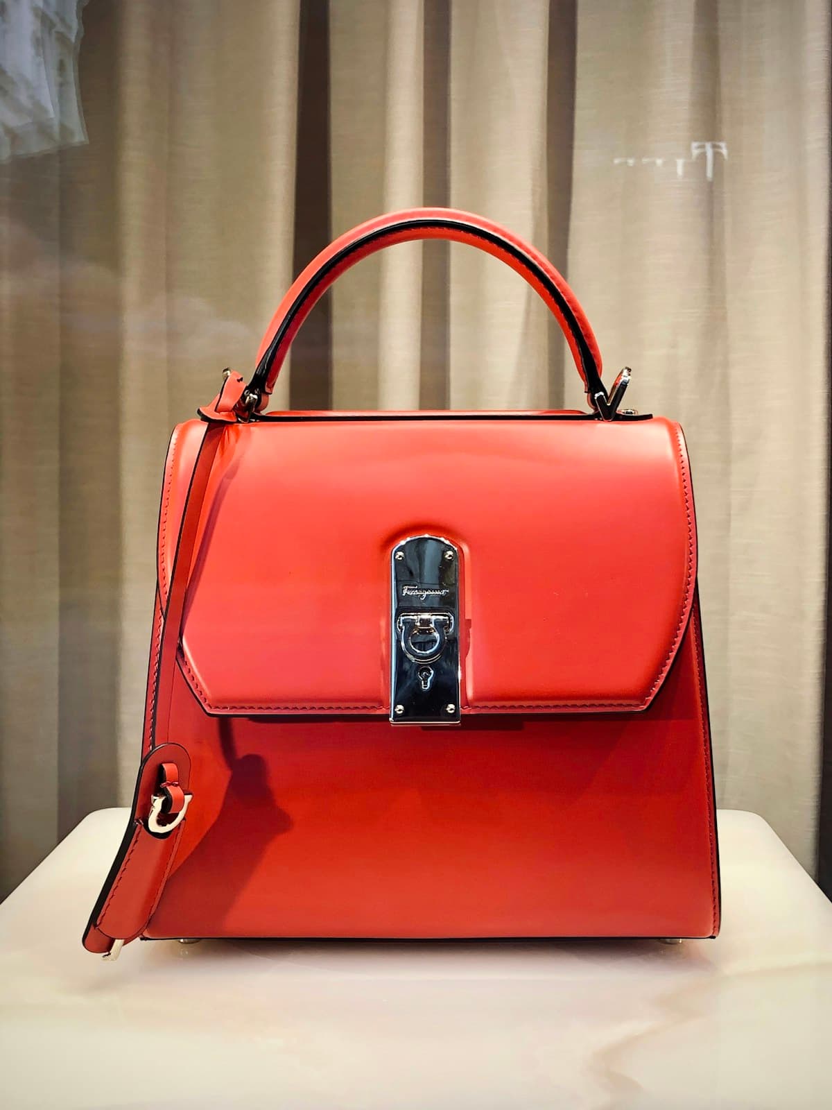 Bolsa de mano roja estructurada con asa superior