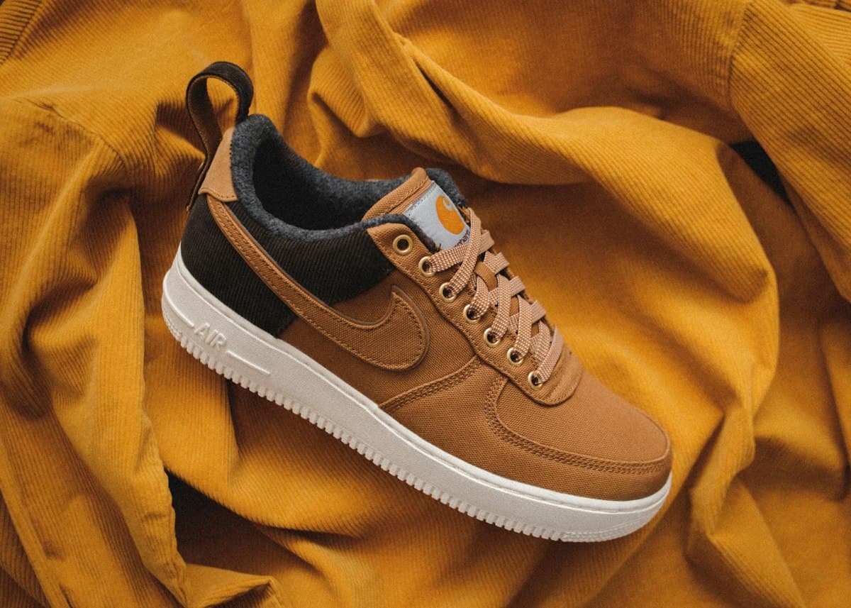 Tenis de ante color camel sobre fondo mostaza