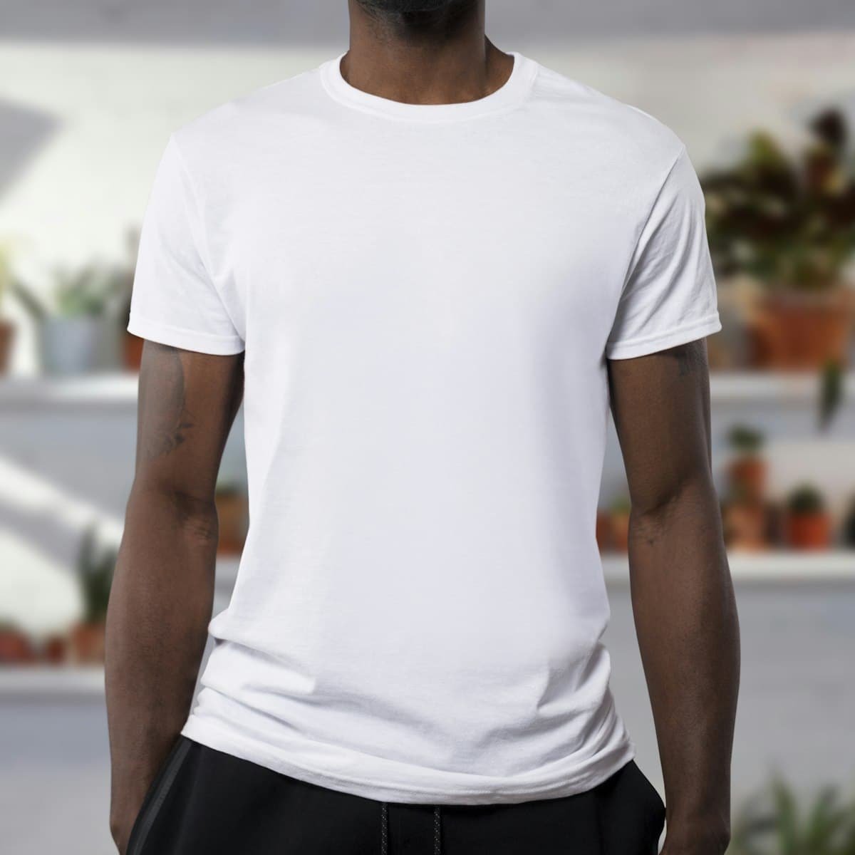 Playera blanca de algodón vista de frente